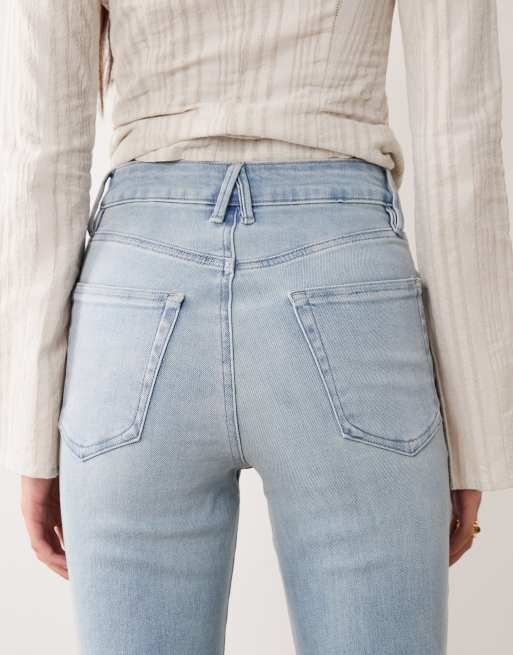 Good American – Good Waist – Soft Tech Good – Ljusblå, tvättade bootcut-jeans, 4 av 5