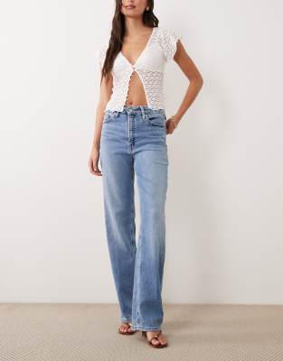 Good American - Good Waist True - Straight Jeans aus SoftTech-Denim in hellblauer Waschung