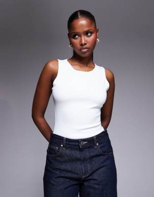 Good American - Hochgeschlossener, figurformender Body in Weiß mit U-Ausschnitt