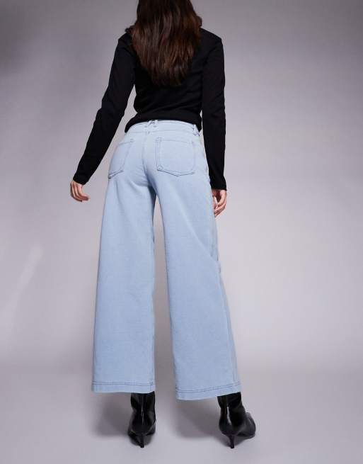 Good American jeanius cropped good skate jeans co-ord in light blue wash, 3 of 5