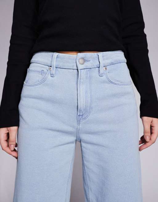 Good American jeanius cropped good skate jeans co-ord in light blue wash, 4 of 5