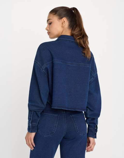 Good American – Jeanius – Cropped-Jacke in dunkelblauer Waschung, Kombiteil, 4 von 4