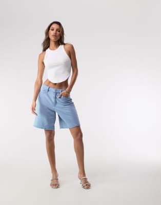 Good American - Jeanius Good Ease - Bermuda-Shorts in Mittelblau