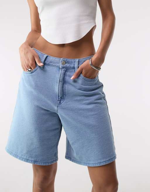 Good American – Jeanius Good Ease – Mellanblå bermudashorts, 2 av 5