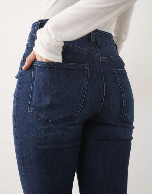 Good American klassische Bootcut-Jeans mit hohem Bund in dunkler Waschung, 4 von 5