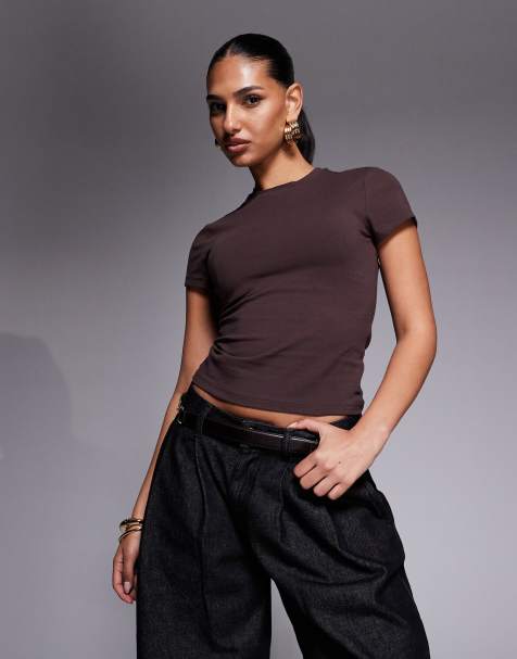 Good American – Knapp geschnittenes, figurformendes T-Shirt in Dunkelbraun - view 1