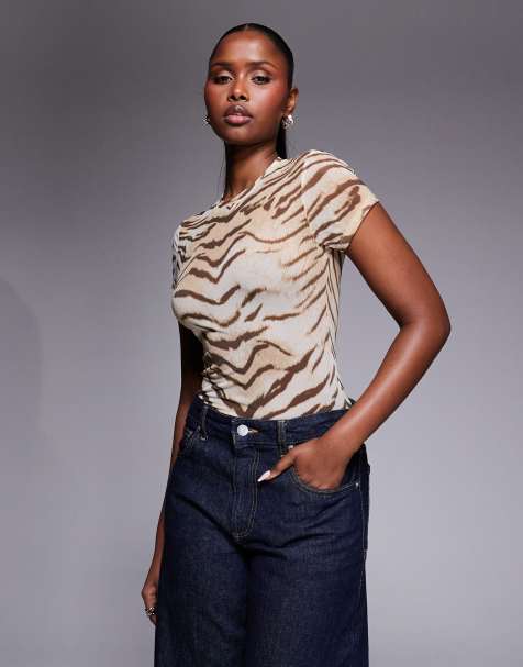 Good American – Knapp geschnittenes T-Shirt aus Netzstoff mit braunem Tigermuster - view 1