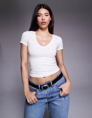 Good American - Knapp geschnittenes T-Shirt aus reiner Baumwolle in Weiß mit V-Ausschnitt