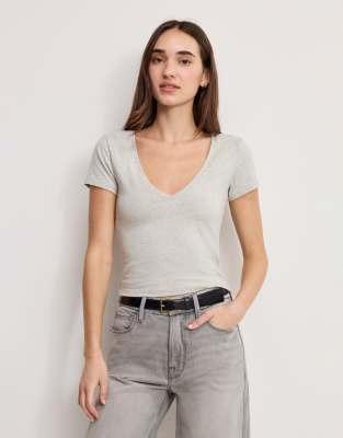 Good American - Knapp geschnittenes T-Shirt in Grau mit V-Ausschnitt