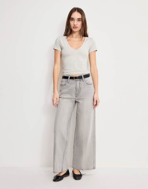 Good American – Knapp geschnittenes T-Shirt in Grau mit V-Ausschnitt, 2 von 4