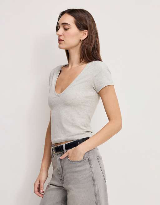 Good American – Knapp geschnittenes T-Shirt in Grau mit V-Ausschnitt, 3 von 4