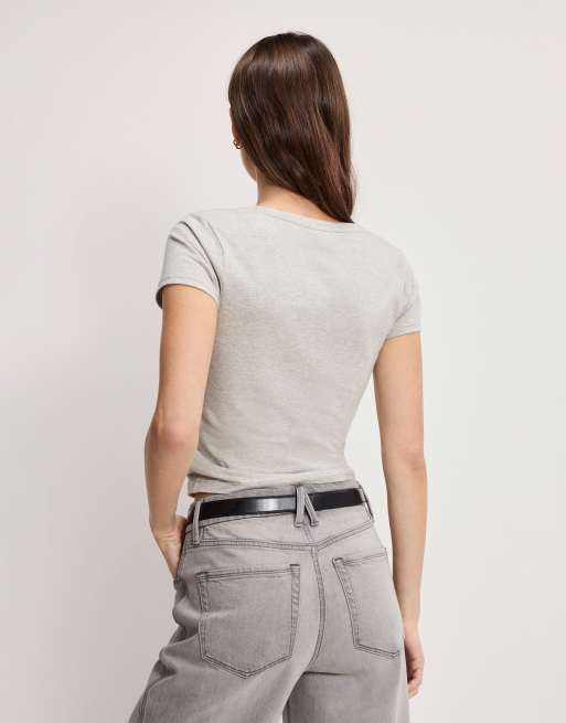 Good American – Knapp geschnittenes T-Shirt in Grau mit V-Ausschnitt, 4 von 4