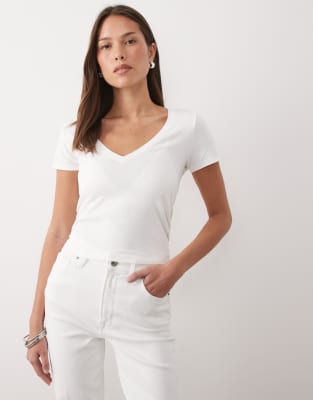 Good American - Knapp geschnittenes T-Shirt in Weiß mit V-Ausschnitt