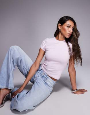 Good American - Knappes T-Shirt in der Farbe Cotton Candy Pink mit viel Stretch-Rosa