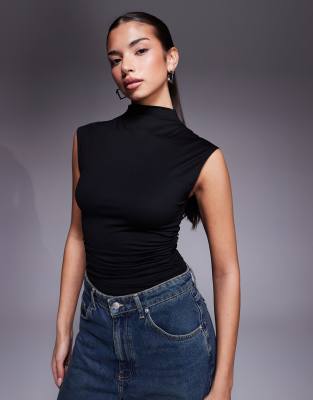 Good American - Leichter, ärmelloser, formender Body in Schwarz mit hohem Ausschnitt