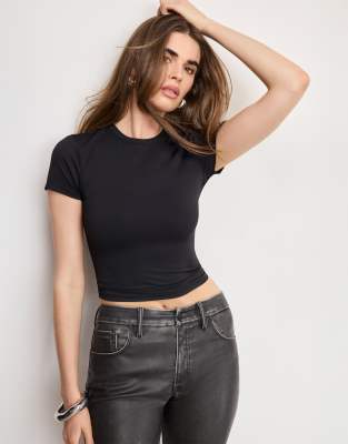 Good American - Leichtes T-Shirt in Schwarz mit knappem Schnitt