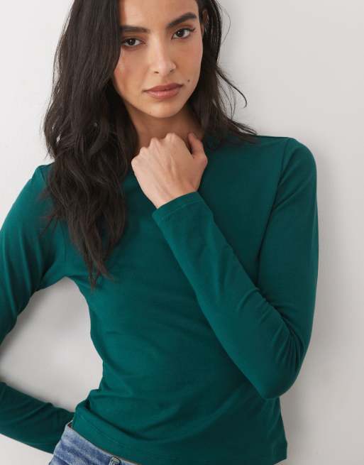Good American long sleeve baby tee in forest green, 3 of 4