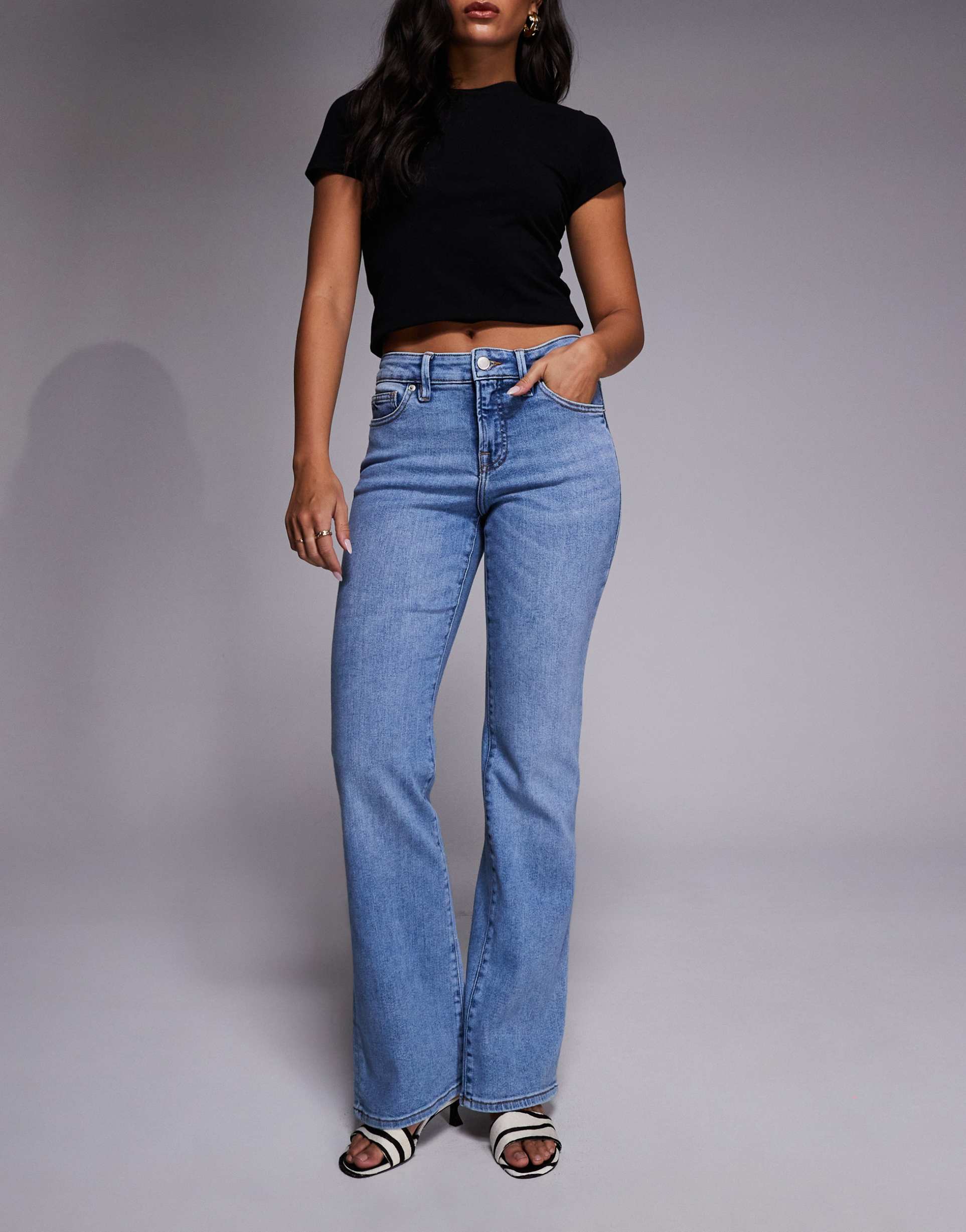 good american low rise boot cut jeans in mid blue wash