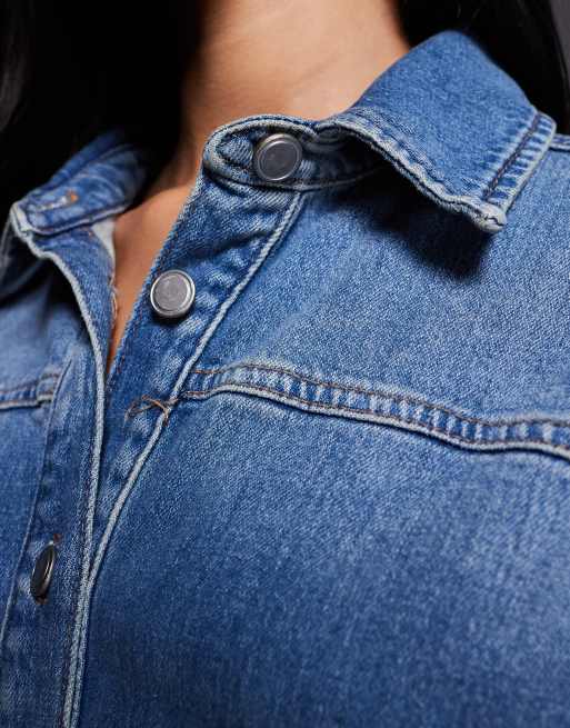 Good American – Mini-Jeanshemdkleid in mittelblauer Waschung mit geraffter Taille , 3 von 4