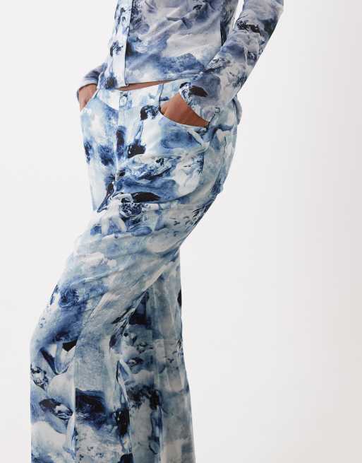 Good American - Pantalon d'ensemble évasé en mousseline avec taille en V - Bleu fleuri, 3 de 5