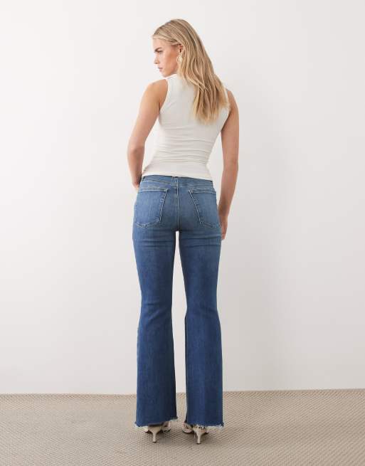 Good American Petite - Blå jeans med svaj og flossede kanter, 2 af 5