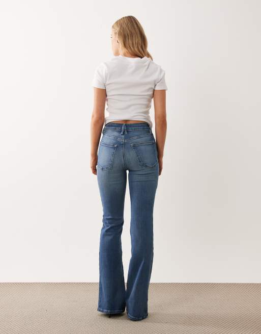 Good American Petite - Bløde klassiske bootcut-jeans i mellemblå vask, 3 af 5