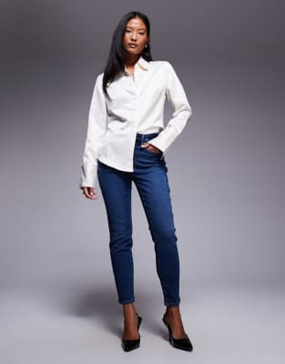 Good American Petite - Enge Jeans in Blau mit mittlerer Waschung
