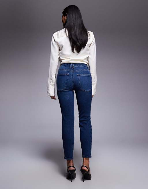 Good American Petite – Enge Jeans in Blau mit mittlerer Waschung, 2 von 5