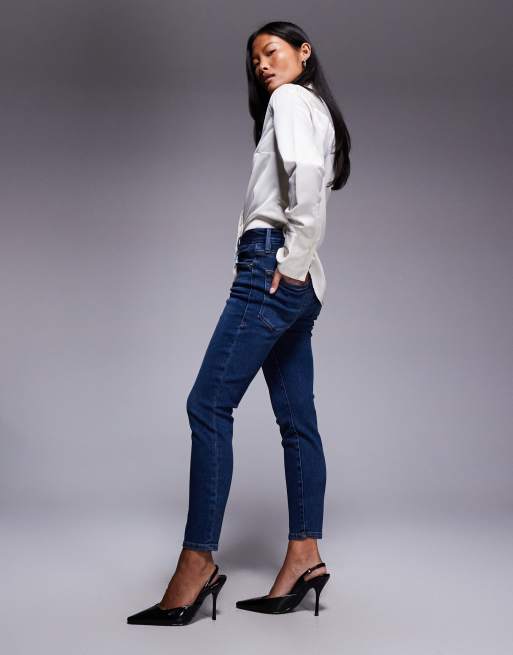 Good American Petite – Enge Jeans in Blau mit mittlerer Waschung, 3 von 5
