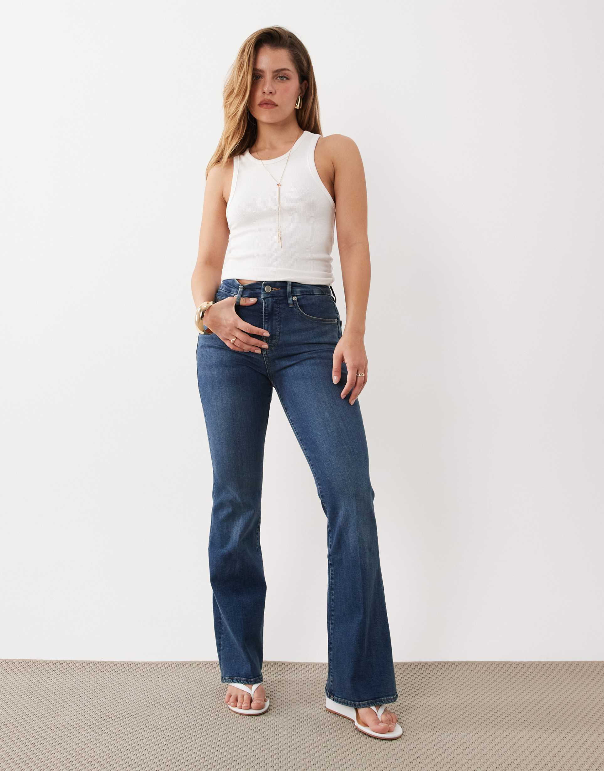 good american petite flare jeans in mid blue wash