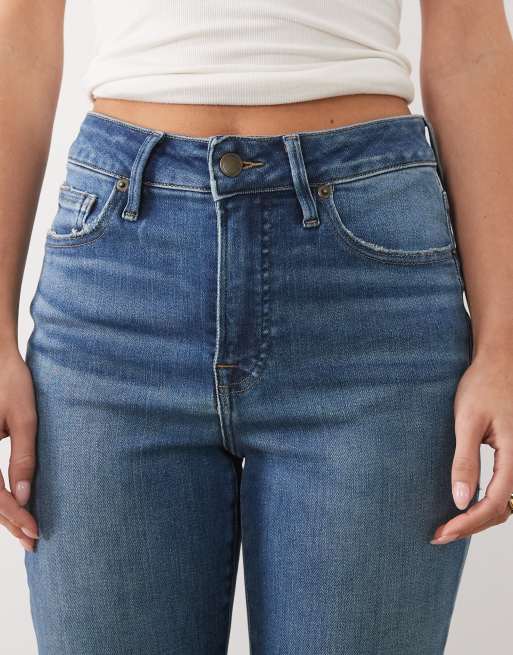 Good American Petite - Flared jeans met gerafelde zoom in middenblauwe wassing, 4 van 5