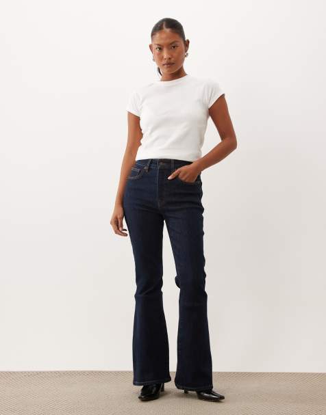 Good American Petite Good Flare Jeans in dunkler blauer Waschung - view 1