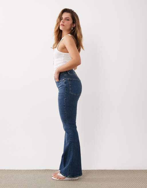 Good American Petite Good Flare Jeans in Mittelblau, 2 von 5