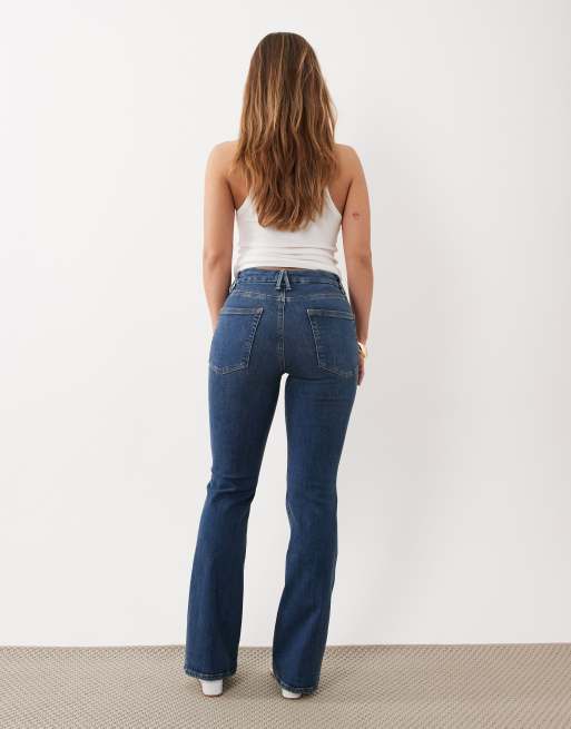Good American Petite Good Flare Jeans in Mittelblau, 3 von 5