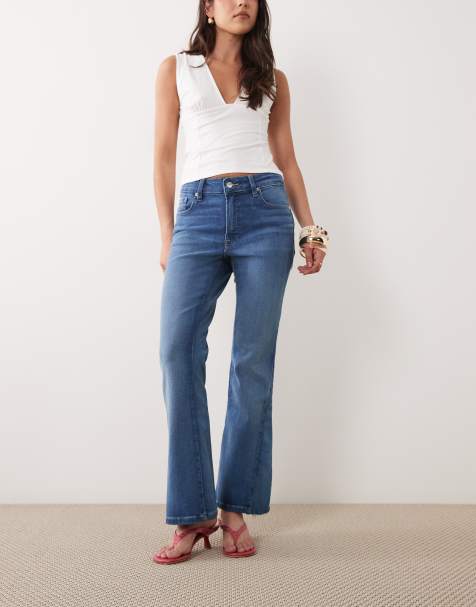 Good American Petite - Good Waist - Mellemblå forvaskede og bløde bootcut-jeans i tech-materiale - view 1