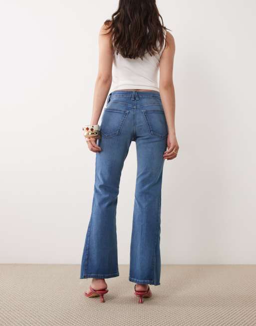 Good American Petite - Good Waist - Mellemblå forvaskede og bløde bootcut-jeans i tech-materiale, 3 af 5