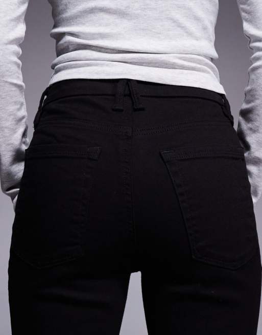 Good American Petite – Never Fades – Svarta, raka jeans, 4 av 5