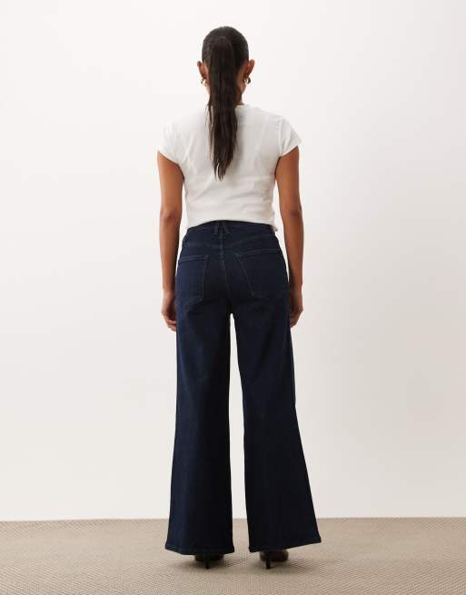 Good American Petite palazzobyxor med hög midja, utsvängda jeans i mörkblå tvätt, 2 av 5