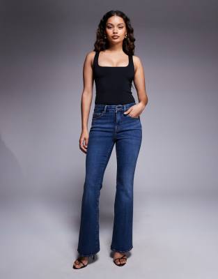 Good American Petite - Schlagjeans in Blau mit mittlerer Waschung