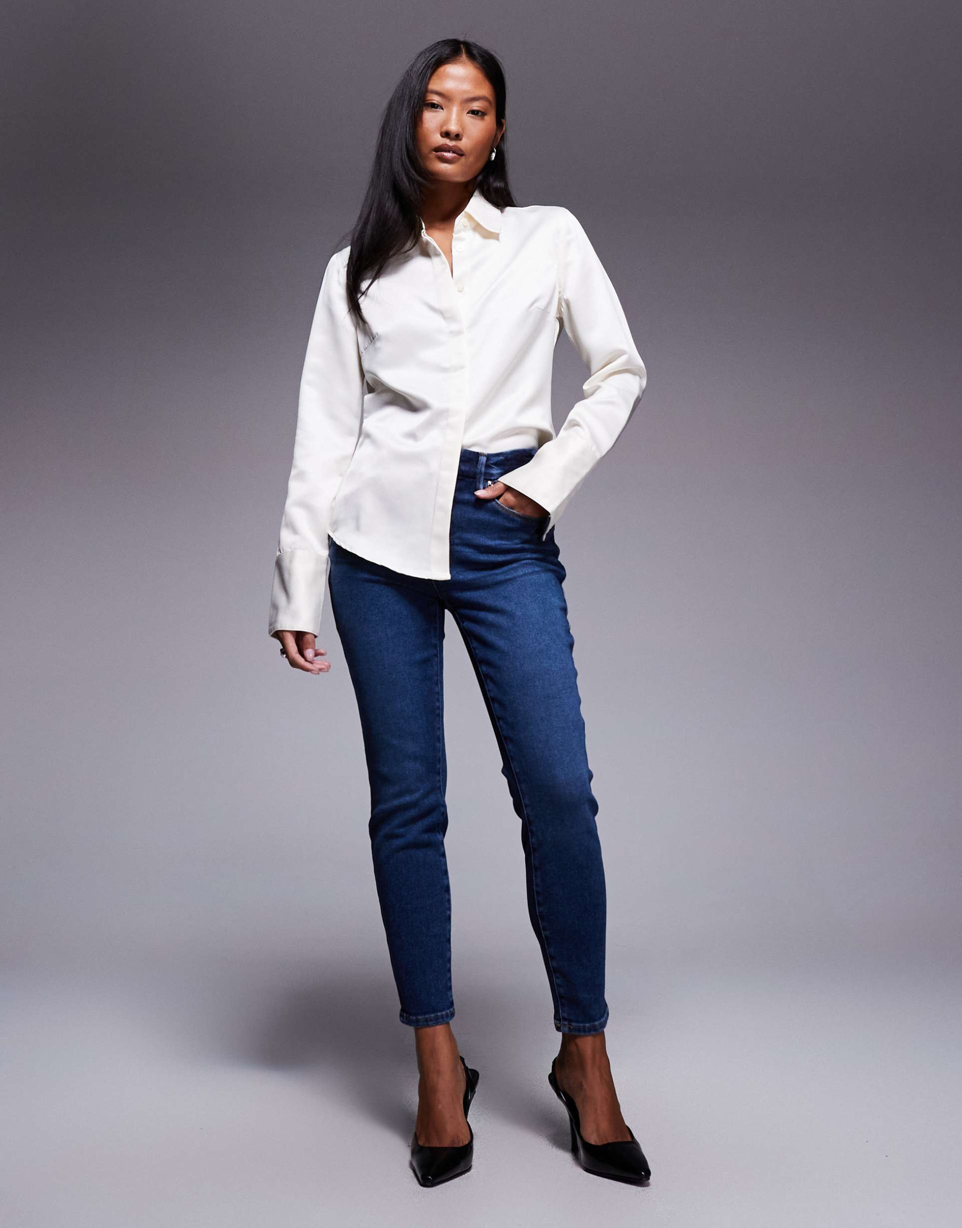 good american petite skinny jeans in mid-wash blue