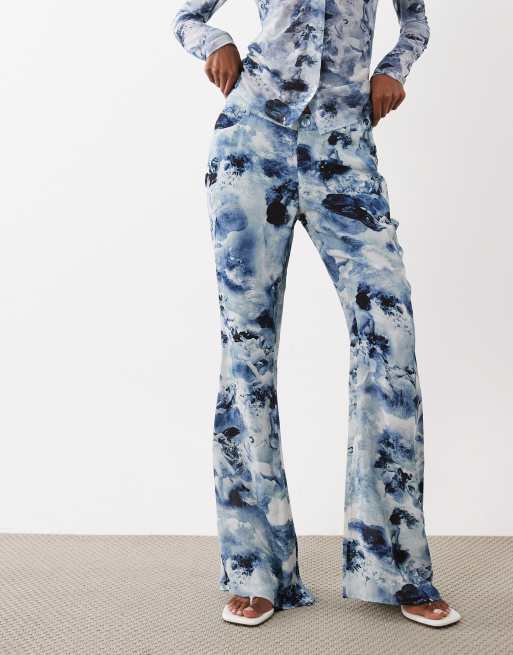 Good American – Schlaghose aus Chiffon mit blauem Blumenmuster und V-Bund, Kombiteil, 2 von 5