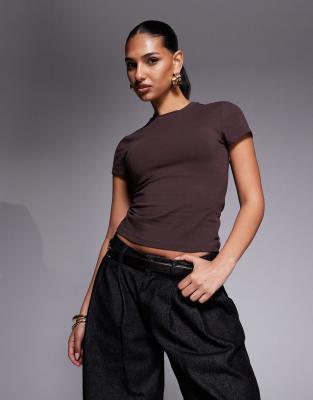 Good American sculpting baby tee in bitter cocoa