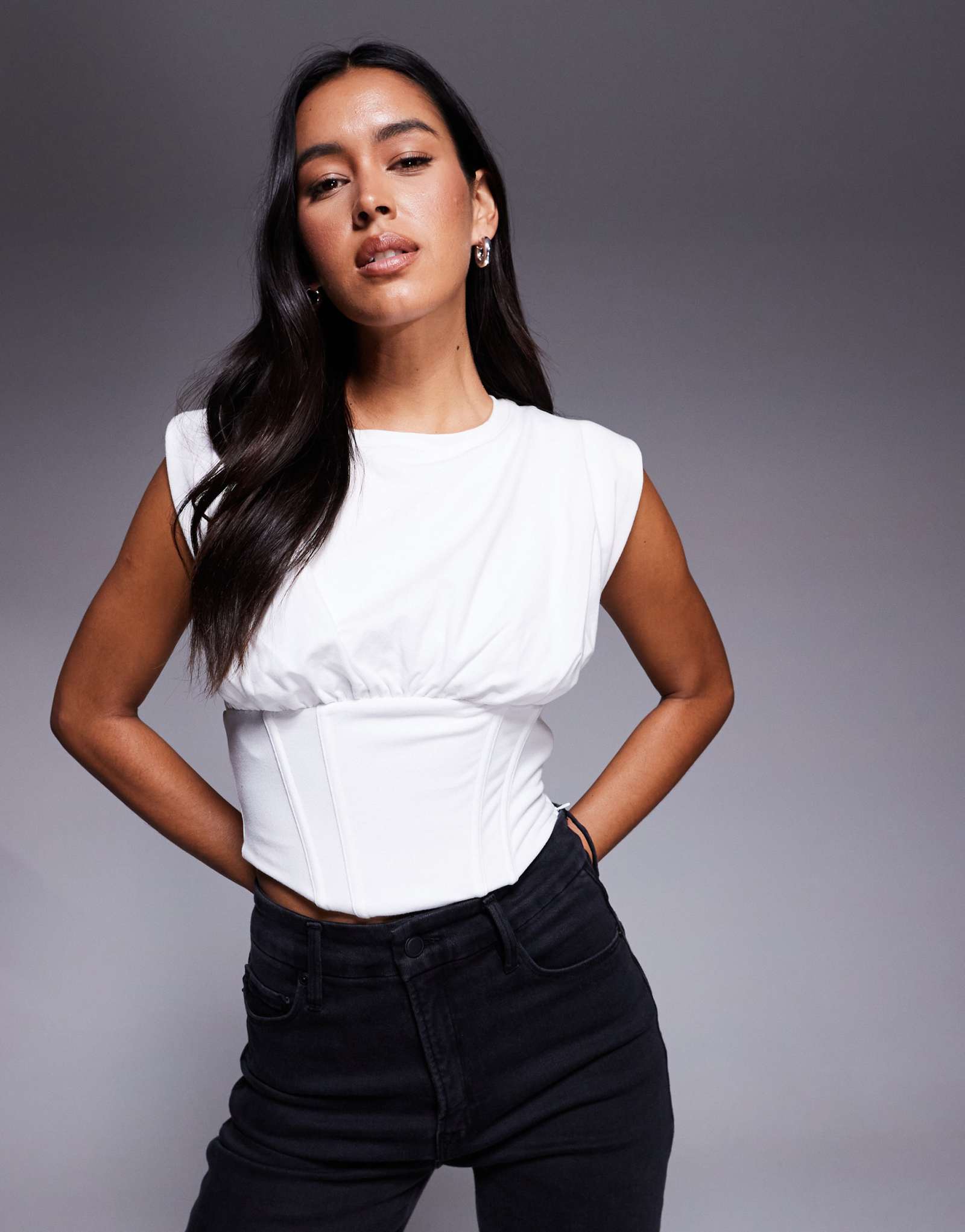 Хороший американский корсетный топ без рукавов белого цвета