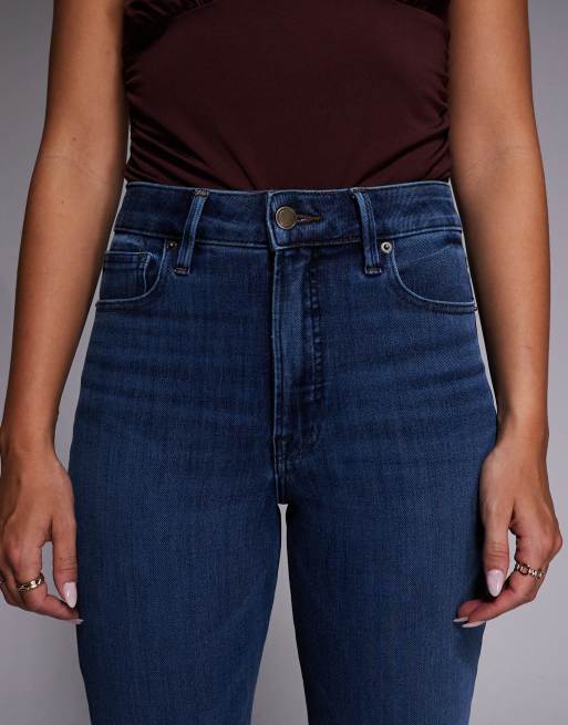 Good American soft tech good classic bootcut jeans in mid blue wash, 5 of 5
