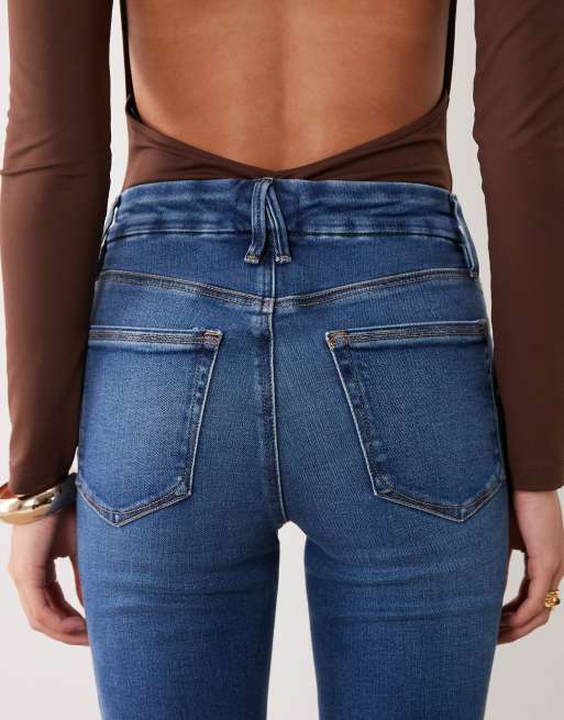 Good American – Soft Tech Good Legs – Cropped-Boot-Jeans in mittlerer Waschung, 4 von 5