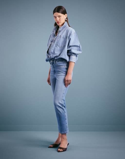 Good American soft tech good legs straight jeans in mid blue, 3 of 5