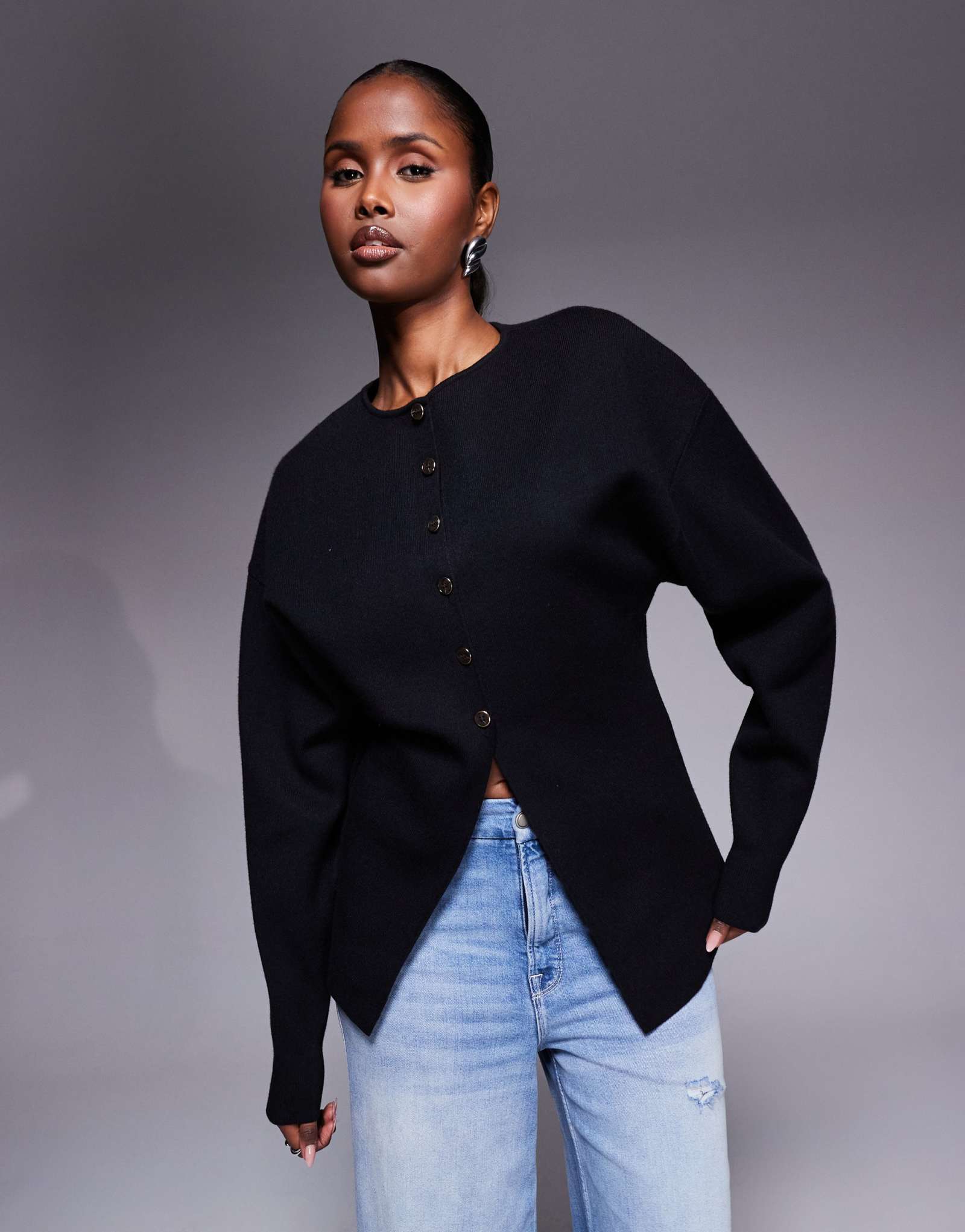 Кардиган хорошего американского качества из мягкой на ощупь трикотажной ткани черного цвета, сшитый на заказ