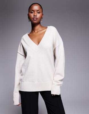 Good American - Strickpullover in Vanille mit tiefem V-Ausschnitt-Weiß