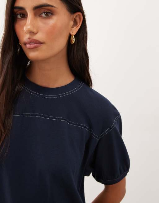Good American - T-shirt a maniche corte blu navy con cuciture a contrasto, 3 di 4
