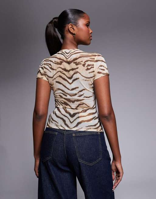 Good American - T-shirt mini in rete marrone con stampa tigrata, 2 di 4